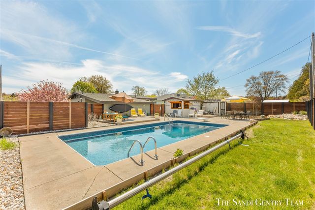 529 Arlington Avenue, Grand Haven, MI 49417