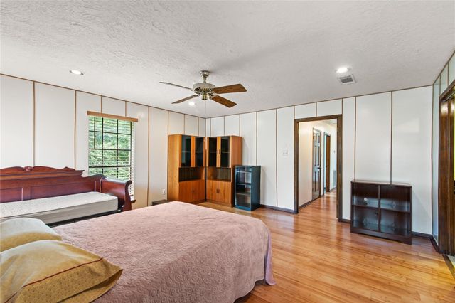 319 S Rivershire Drive, Conroe, TX 77304