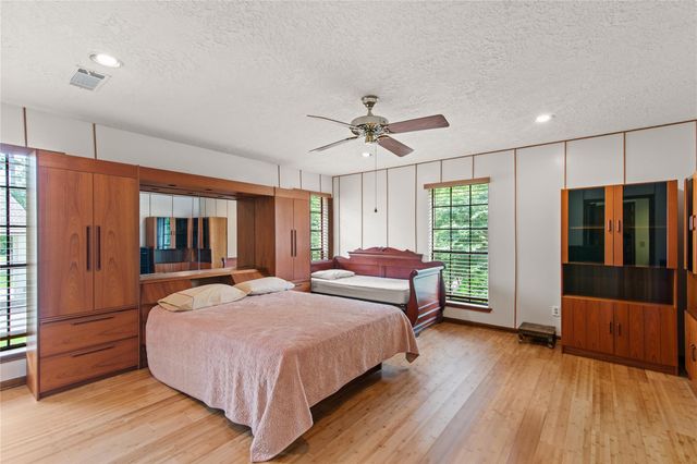 319 S Rivershire Drive, Conroe, TX 77304