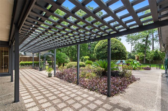 319 S Rivershire Drive, Conroe, TX 77304