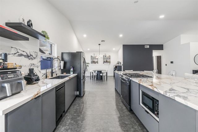 16101 SW 73rd St, Miami, FL 33193