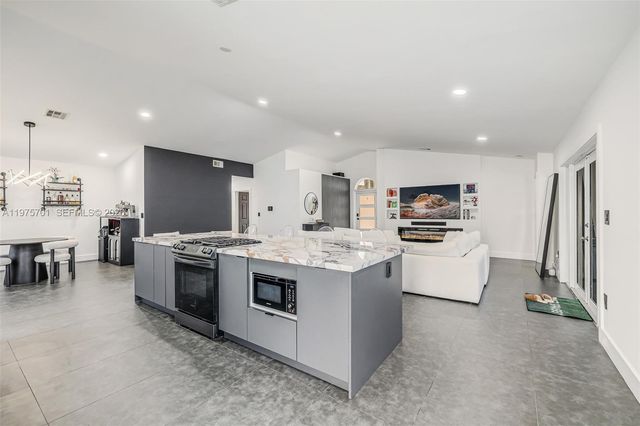 16101 SW 73rd St, Miami, FL 33193