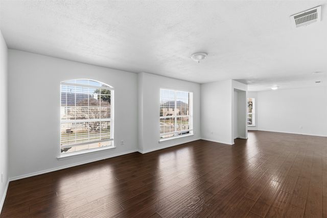 1124 Breezewood Drive, Lewisville, TX 75077