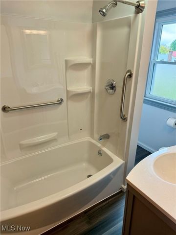 823 Washington Avenue, Cuyahoga Falls, OH 44221