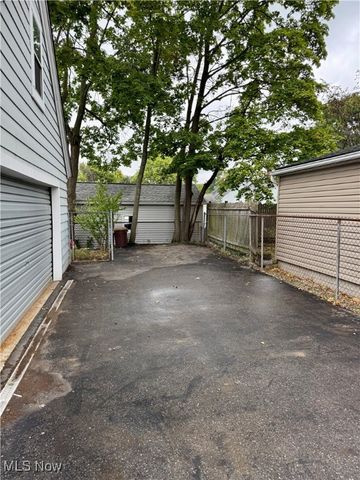 823 Washington Avenue, Cuyahoga Falls, OH 44221