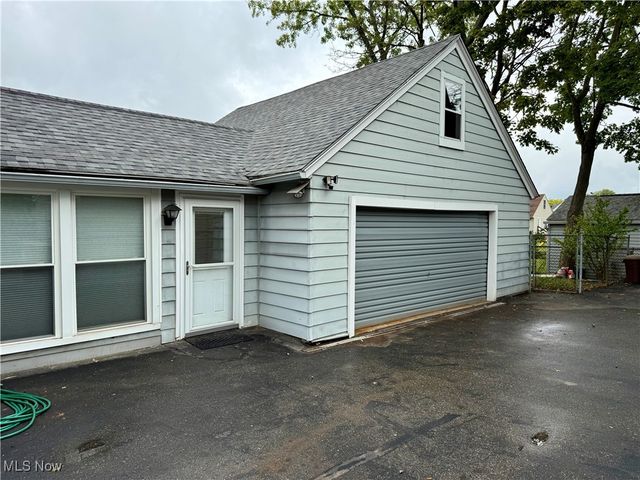 823 Washington Avenue, Cuyahoga Falls, OH 44221