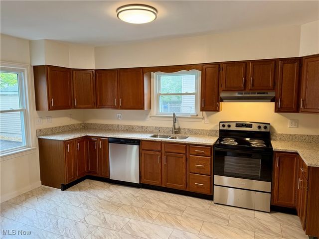 823 Washington Avenue, Cuyahoga Falls, OH 44221