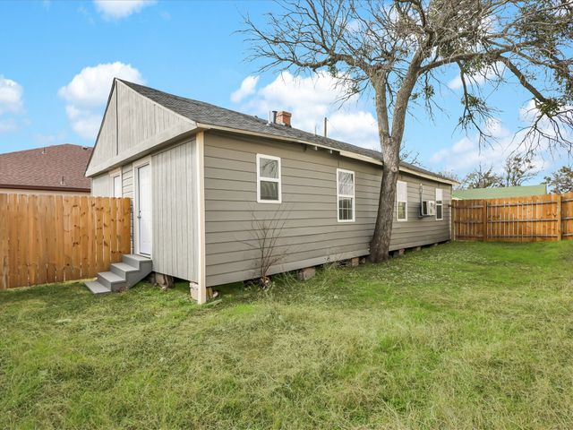 2001 Edmonia Court, Fort Worth, TX 76105