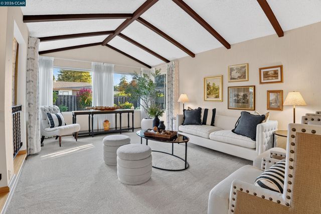 8 Casey Glen Ct, Clayton, CA 94517