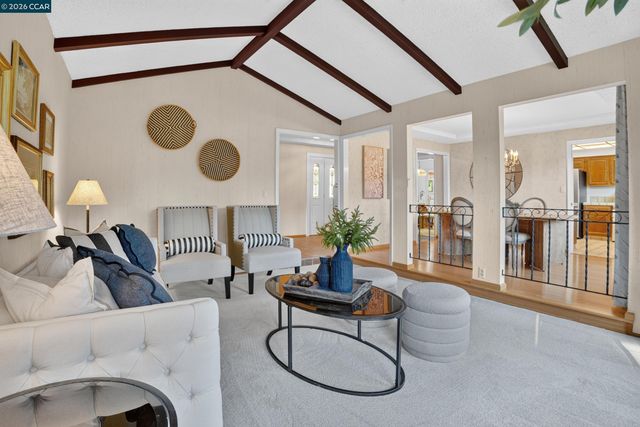 8 Casey Glen Ct, Clayton, CA 94517