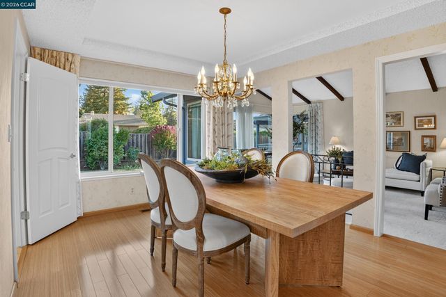 8 Casey Glen Ct, Clayton, CA 94517