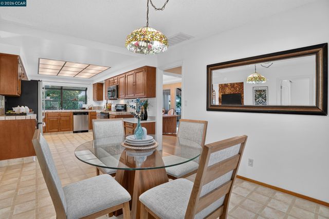 8 Casey Glen Ct, Clayton, CA 94517