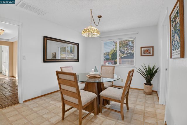 8 Casey Glen Ct, Clayton, CA 94517