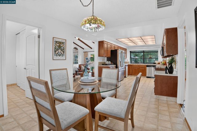 8 Casey Glen Ct, Clayton, CA 94517