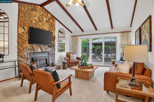 8 Casey Glen Ct, Clayton, CA 94517