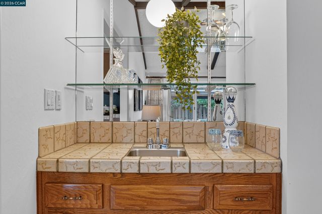 8 Casey Glen Ct, Clayton, CA 94517