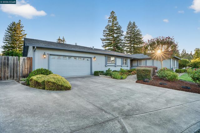 8 Casey Glen Ct, Clayton, CA 94517