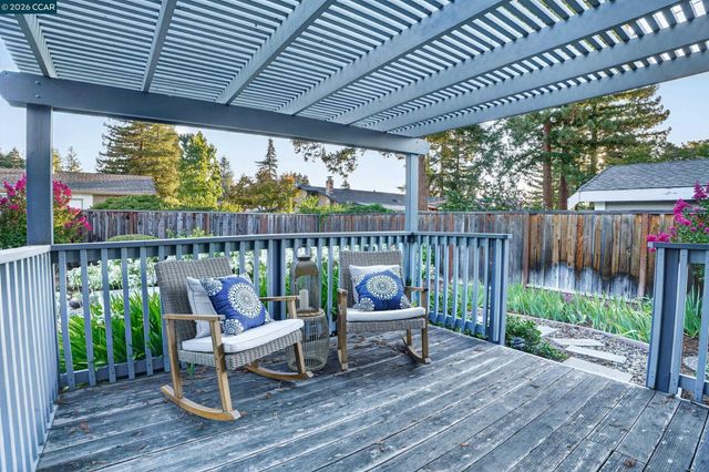 8 Casey Glen Ct, Clayton, CA 94517