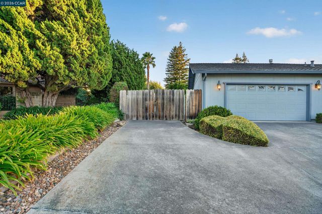 8 Casey Glen Ct, Clayton, CA 94517