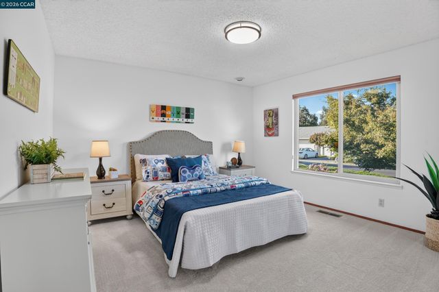 8 Casey Glen Ct, Clayton, CA 94517