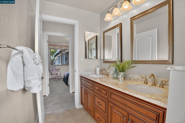 8 Casey Glen Ct, Clayton, CA 94517