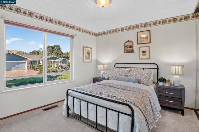 8 Casey Glen Ct, Clayton, CA 94517