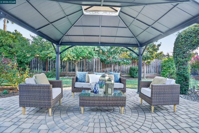 8 Casey Glen Ct, Clayton, CA 94517
