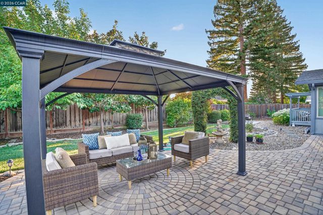8 Casey Glen Ct, Clayton, CA 94517