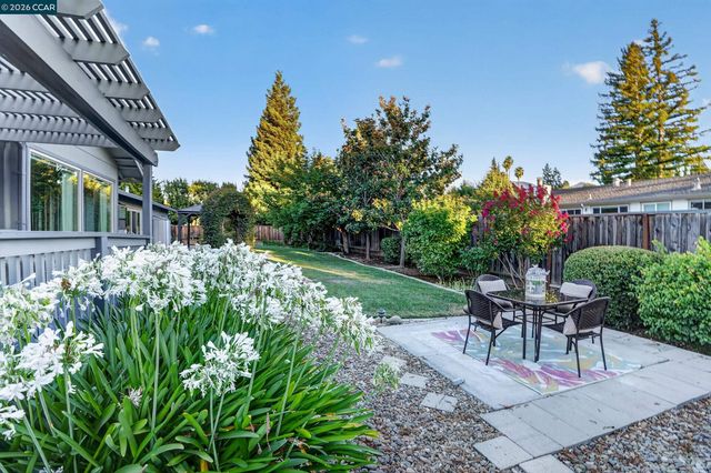 8 Casey Glen Ct, Clayton, CA 94517