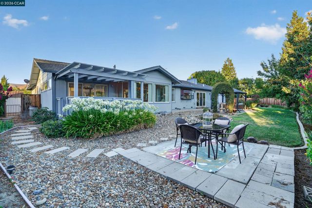 8 Casey Glen Ct, Clayton, CA 94517
