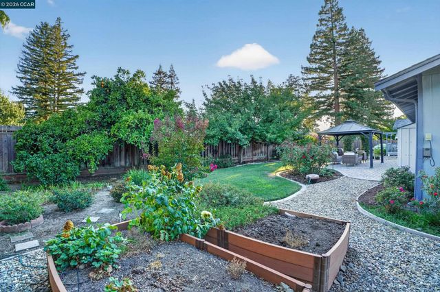 8 Casey Glen Ct, Clayton, CA 94517