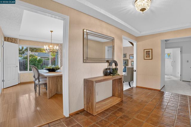 8 Casey Glen Ct, Clayton, CA 94517