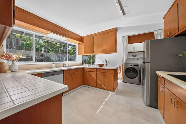 18 Woodcrest Circle, Oakland, CA 94602