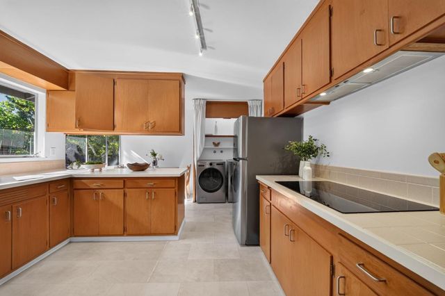 18 Woodcrest Circle, Oakland, CA 94602
