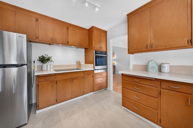 18 Woodcrest Circle, Oakland, CA 94602