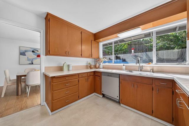 18 Woodcrest Circle, Oakland, CA 94602