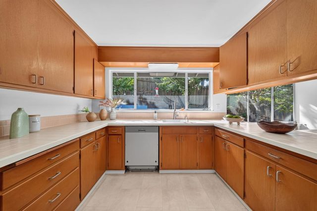 18 Woodcrest Circle, Oakland, CA 94602