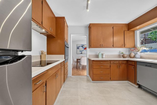 18 Woodcrest Circle, Oakland, CA 94602