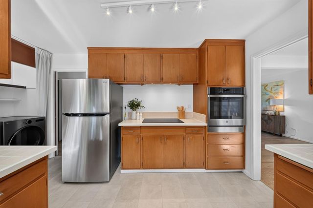 18 Woodcrest Circle, Oakland, CA 94602