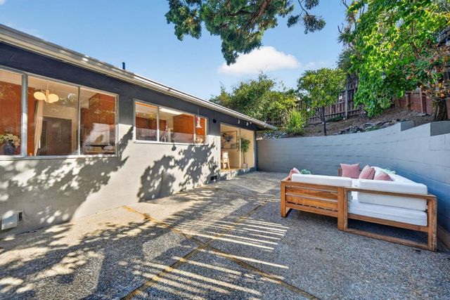 18 Woodcrest Circle, Oakland, CA 94602