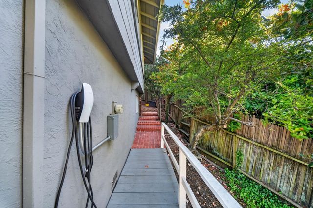 18 Woodcrest Circle, Oakland, CA 94602