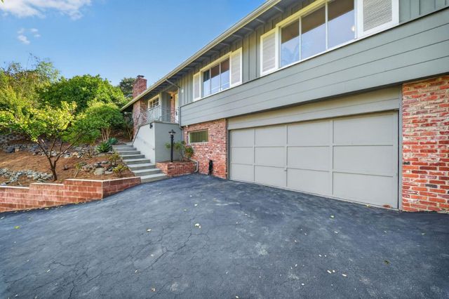18 Woodcrest Circle, Oakland, CA 94602