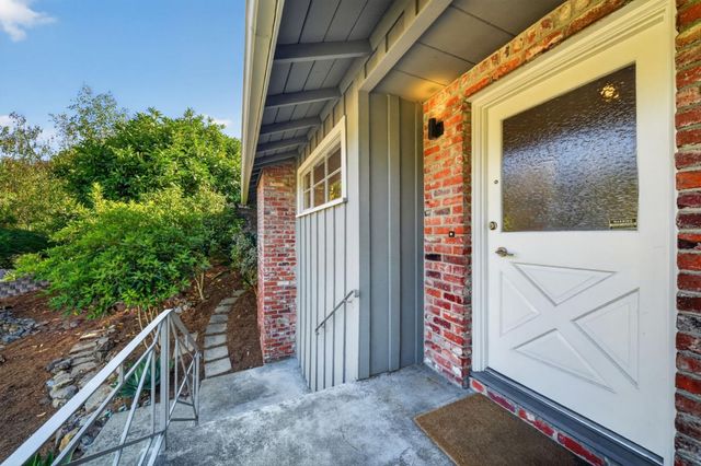 18 Woodcrest Circle, Oakland, CA 94602