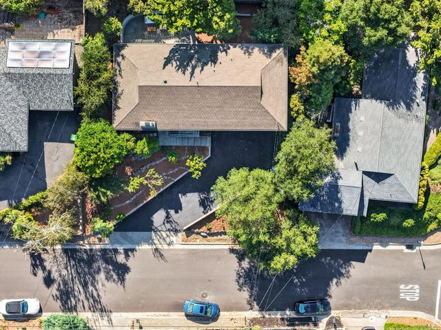 18 Woodcrest Circle, Oakland, CA 94602