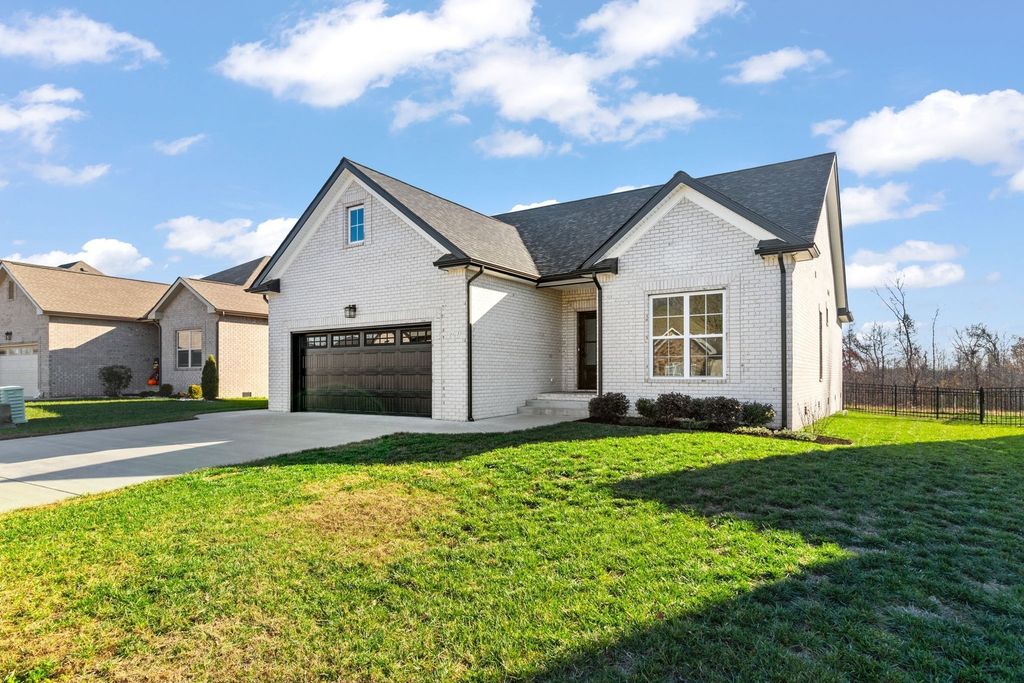 824 Brown Swiss Ct, Clarksville, TN 37043