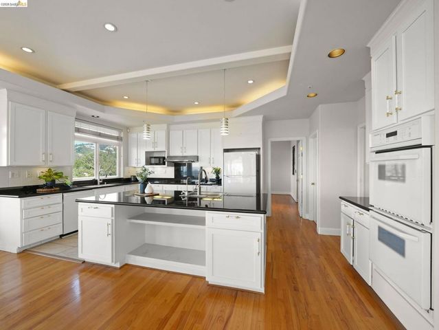 6070 Mazuela Dr, Oakland, CA 94611