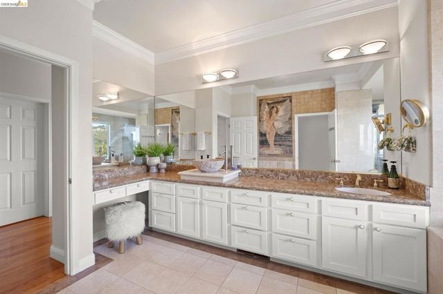 6070 Mazuela Dr, Oakland, CA 94611