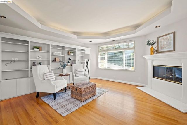 6070 Mazuela Dr, Oakland, CA 94611