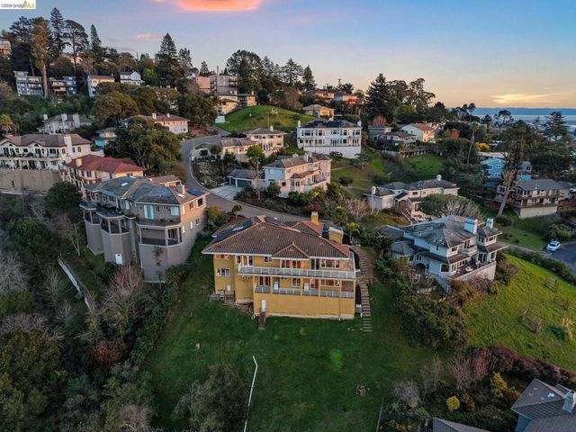 6070 Mazuela Dr, Oakland, CA 94611