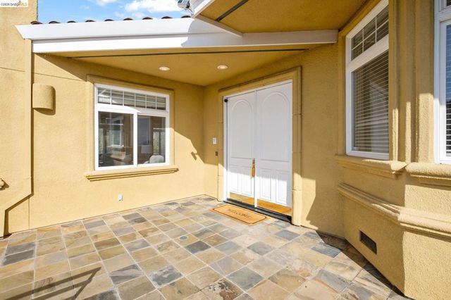 6070 Mazuela Dr, Oakland, CA 94611